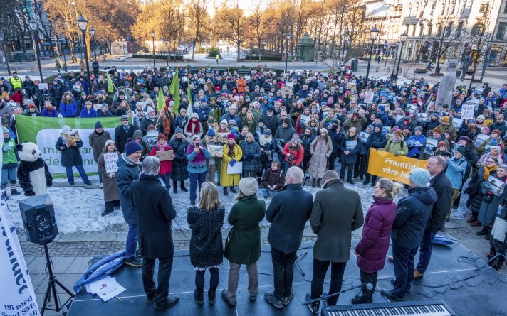 Publikum lytter til politikerne foran Stortinget Publikum lytter til politikerne foran Stortinget