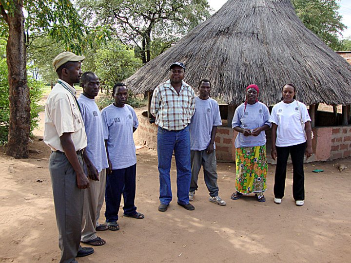 Deler av den lokale støttegruppa i Mutulanganga