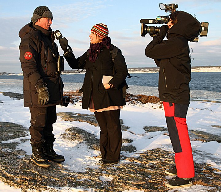 Åge Sten Fredriksen fra Fredrikstad fugleforening intervjues av TV2.
