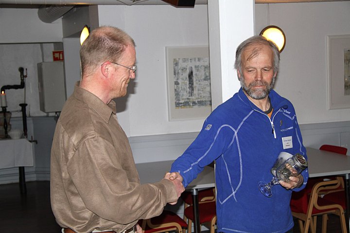 Rune Aae takker Alv Ottar Folkestad for innsatsen Rune Aae takker Alv Ottar Folkestad for innsatsen