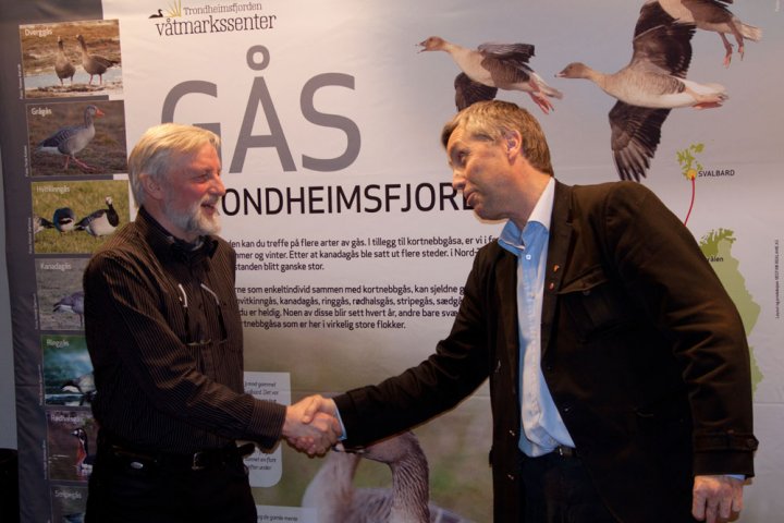 Svein Karlsen gratuleres av ordfører Bjørn Iversen