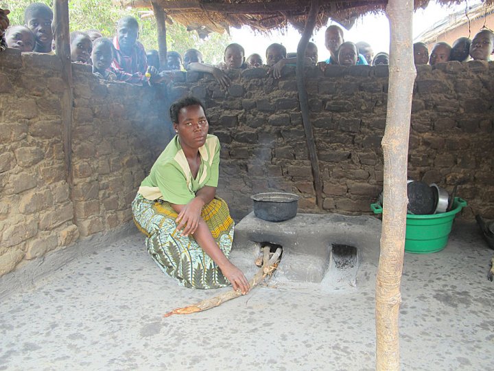 Kasungu: woman and stove