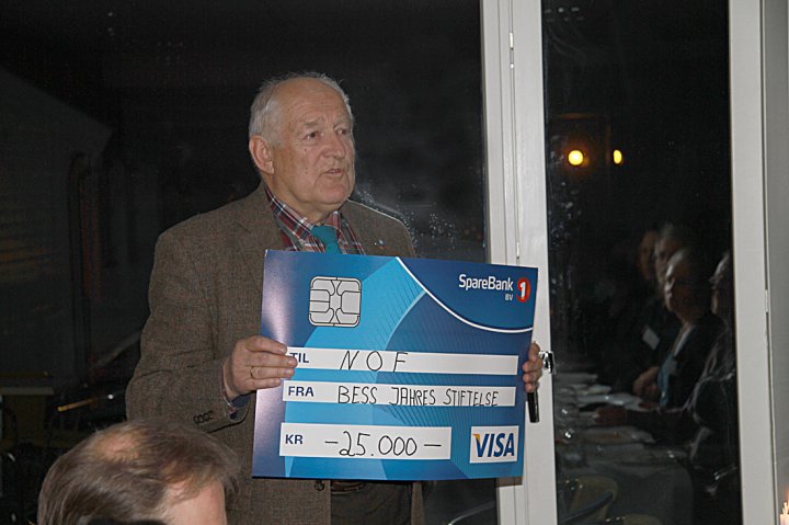 Karl Hagelund fra Bess Jahres Stiftelse deler ut gave til NOF Karl Hagelund fra Bess Jahres Stiftelse deler ut gave til NOF