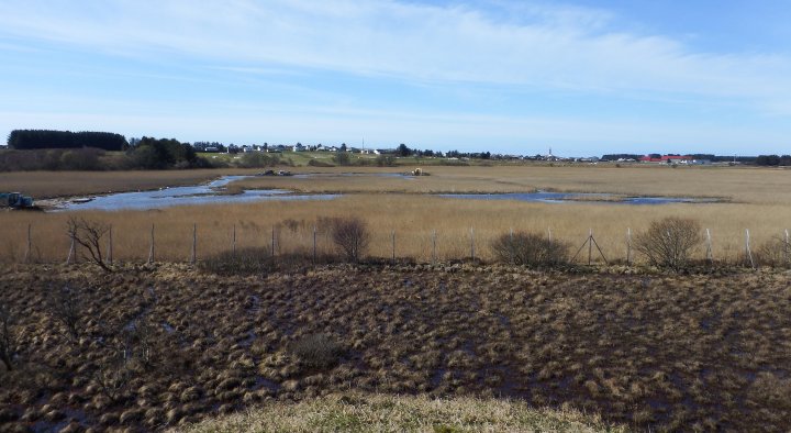 De nye dammene i Slevdalsvann sett fra øst. Bildet er tatt 3. april, i sluttfasen av mudringsarbeidet.