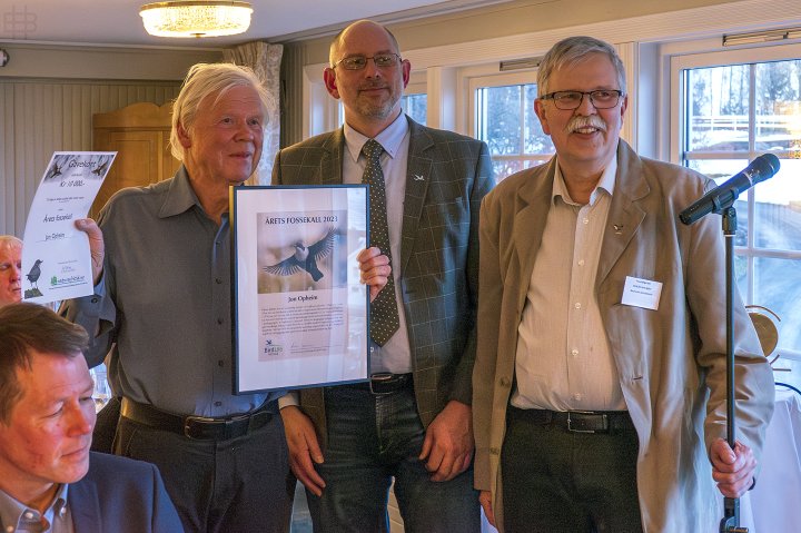 Jon Opheim mottar prisen Årets Fossekall 2023