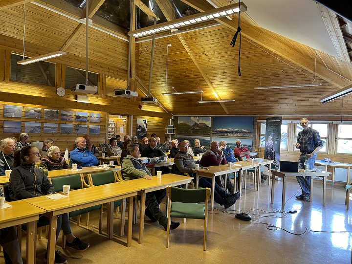 Tomas Aarvak holder foredrag på Fuglenes dag 2024